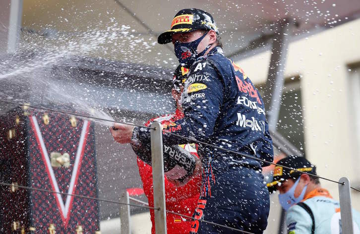 Max Verstappen celebra su triunfo en la carrera monegasca. (Sebastien NOGIER/FOKU)