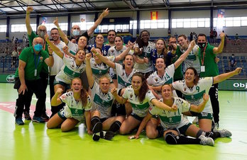 Las jugadoras del Elche han festejado por todo lo alto el título de Copa. (José J. NÚÑEZ/RFEBM)