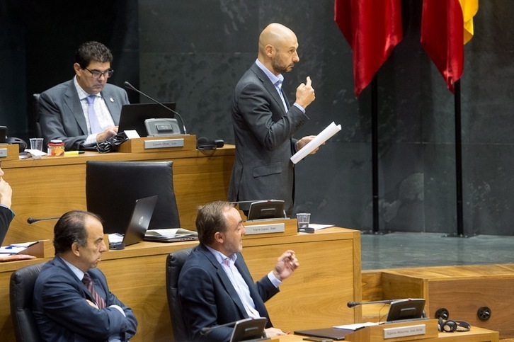 Iñaki Iriarte interviene desde su escaño en el Parlamento junto al presidente del grupo, Javier Esparza, en una imagen de archivo. (Iñigo URIZ/FOKU)