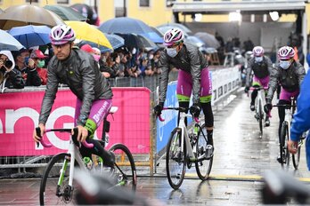 Los ciclistas llegando a la salida de Sacile. (@giroditalia)