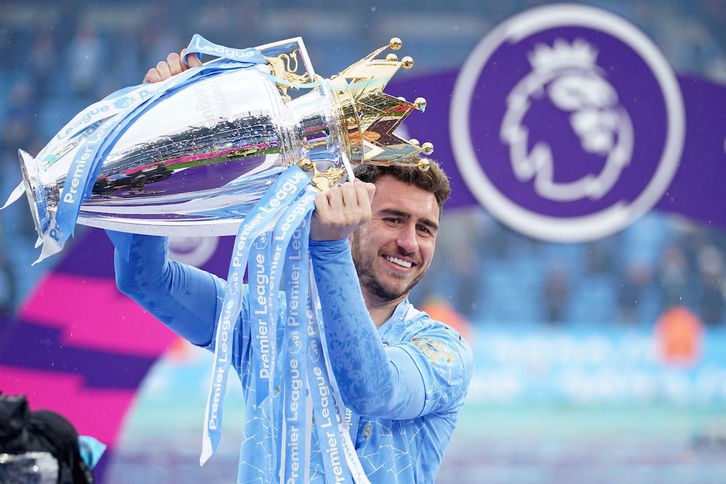 Laporte con el trofeo por ganar la Premier con el Manchester City. (Dave THOMPSON / AFP)