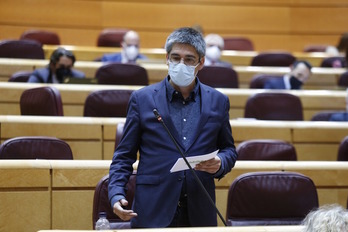 El portavoz de EH Bildu en el Senado, Gorka Elejabarrieta, durante una intervención. (NAIZ)