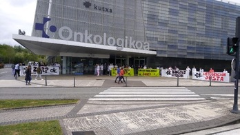 La concentración que ha tenido lugar este lunes en la entrada de Onkologikoa, en Donostia.