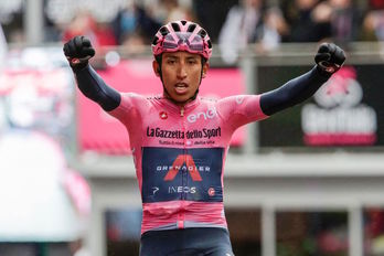 Egan Bernal ha perdido bastantes segundos en los últimos metros para disfrutar al cruzar la meta con su maglia rosa. (Luca BETTINI/AFP) 