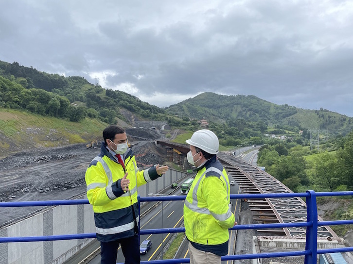 El diputado de Infraestructural, Pradales, y el jefe de obra, Pedro Rivas, junto al nuevo viaducto. (BIZKAIKO FORU ALDUNDIA)