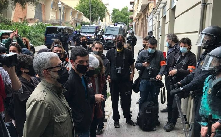 Los diputados de la CUP Eulàlia Reguant, Dolors Sabater, Carles Riera y Xavier Pellicer, al frente de la protesta. (@CUPBarcelona) 