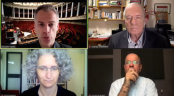 El moderador Sébastien Nadot, Charles Enderlin, Hagit Ofran y Avraham Burg, en el coloquio organizado por la Asamblea Nacional francesa.