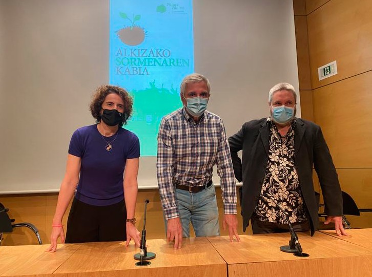 Maria Jose Telleria, Iñaki Irazabalbeitia eta Koldobika Jauregi gaurko aurkezpenean. (NAIZ)