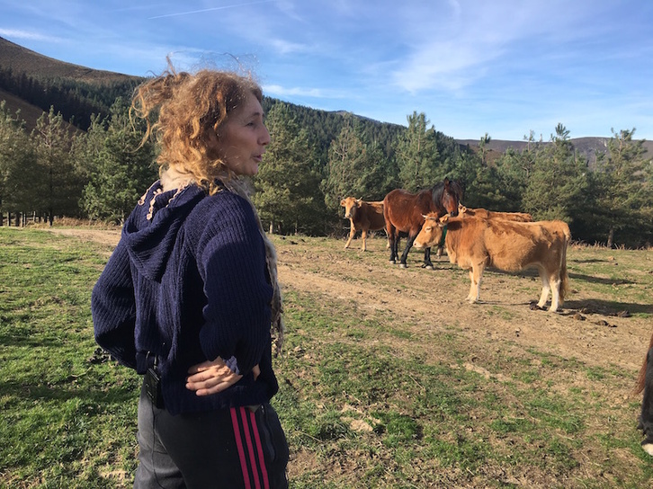 La ganadera navarra Maite Sánchez, en el monte con sus vacas y caballos. (CPAEN/NNPEK)