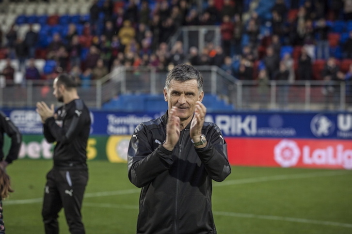 Mendilibar aplaude a la afición de Ipurua en su última etapa como entrenador armero. (Aritz Loiola | FOKU)