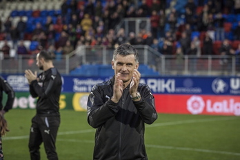 En un final de temporada muy diferente al actual, Mendilibar aplaude a la afición de Ipurua que tanto ha echado de menos los últimos meses. (Aritz Loiola/Foku)