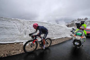 Egan Bernal, durante la etapa del lunes donde dejó casi sentenciado el Giro 2021. (Luca BETTINI/AFP)