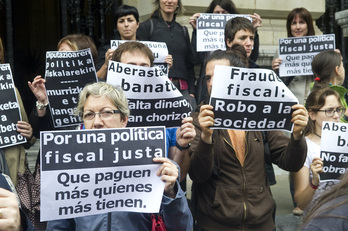 Imagen de archivo de una protesta por una política fiscal justa. (Luis JAUREGIALTZO/FOKU)