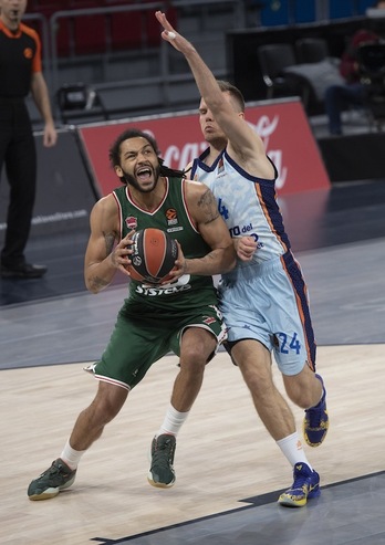 Los partidos entre Saski Baskonia y Valencia Basket han sido muy igualados esta temporada. (Raúl BOGAJO / FOKU)