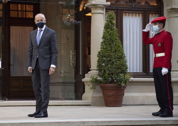 Un ertzaina saluda al vicelehendakari y consejero de Seguridad el día de su juramento del cargo. (Raúl BOGAJO-FOKU)