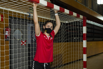 June Loidi, GARArako elkarrizketa baterako argazkiak egiten. (Monika DEL VALLE/FOKU)