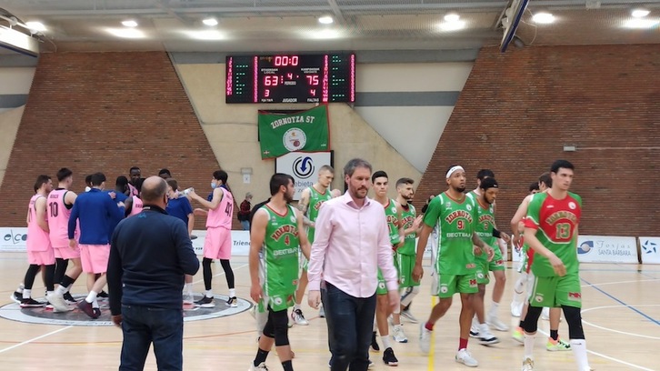 La plantilla de Zornotza Saskibaloi taldea se ha tenido que ir cabizbaja tras caer ante el Barça en la ida de su fase de ascenso a la LEB Oro. (ZORNOTZA)