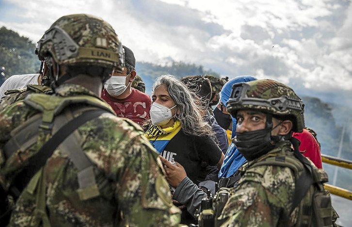 La congresista María José Pizarro tuvo que ser evacuada por los soldados cuando dialogaba con los manifestantes y el Esmad empezó a lanzar gases. (Mauricio MORALES DUARTE)