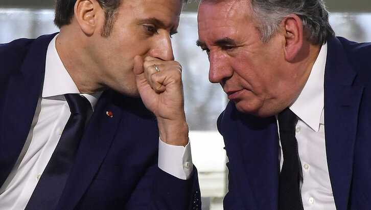 Macron y Bayrou, en gesto confidente, durante la campaña de 2017 que encumbró al primero al Elíseo. (Georges GOBET/AFP)