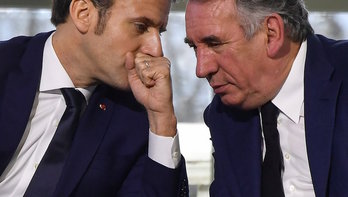 Macron y Bayrou, en gesto confidente, durante la campaña de 2017 que encumbró al primero al Elíseo. (Georges GOBET/AFP)