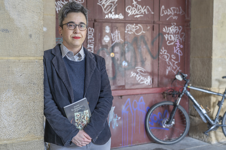 Ana Malagon idazlea, gaur Donostian argitaratu duen hirugarren liburuarekin. (Andoni CANELLADA/FOKU)