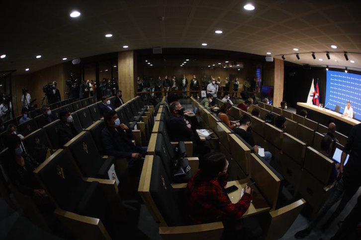 Con distancia por las medidas sanitarias pero compañeros, empleados y directivos han querido arropar a Mendilibar en Ipurua. (SD Eibar)