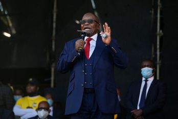 Zuma se dirige a sus partidarios fuera del Tribunal Superior de Pietermaritzburg. (Phill MAGAKOE/AFP)