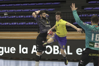 Adrián Crowley, durante una de sus típicas acciones en el extremo (Gorka RUBIO / FOKU)