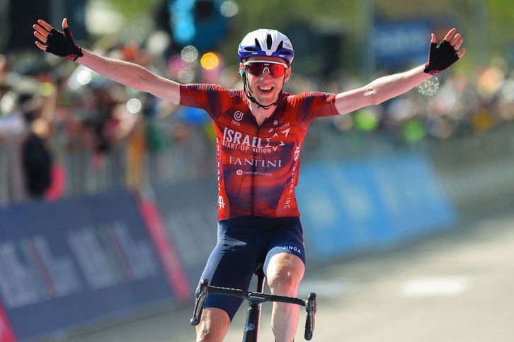Dan Martin celebra su primera victoria en el Giro tras sumar dos en el Tour y otras dos en la Vuelta. (Dario BELINGHERI/AFP)
