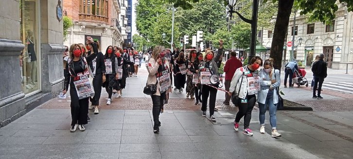 Trabajadoras de H&M han escenificado en Bilbo el drama de supone el ERE. (ELA Sindikatua)