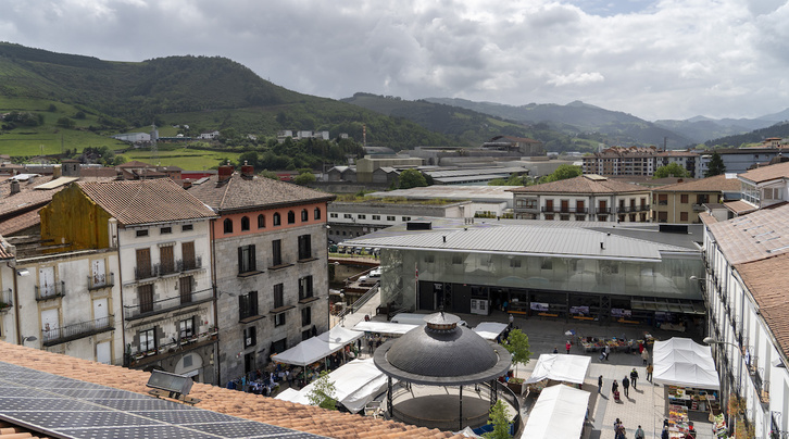 El tejado de Corrugados Azpeitia asoma desde la Plaza de la localidad. (Gorka RUBIO | FOKU)