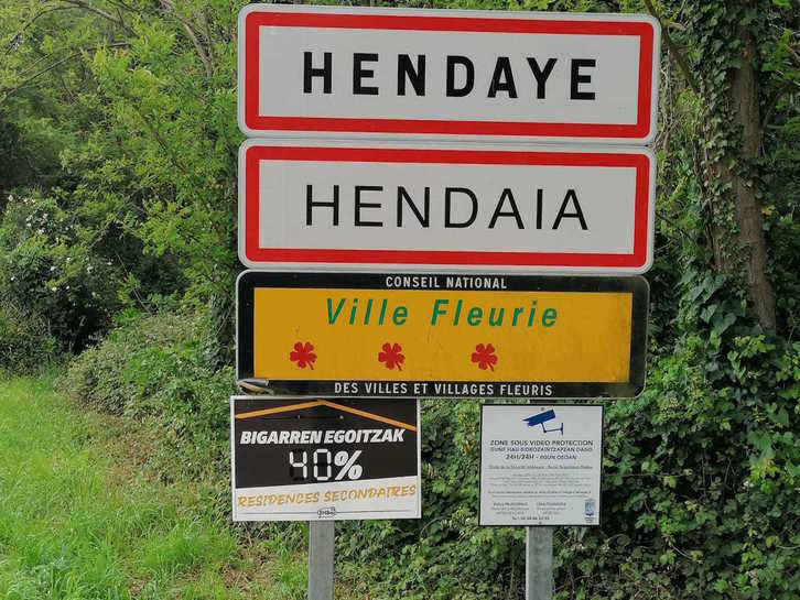 Hendaiako heri sarreran EH Baik ezarritako kartela. (NAIZ)