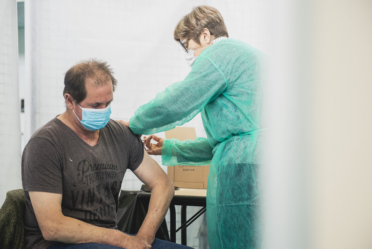 Adinaren irizpidea kenduta txertaketa azkartzea espero dute osasun agintariek. Irudian txertatze zentro bat, Bidaxunen. (Guillaume FAUVEAU)