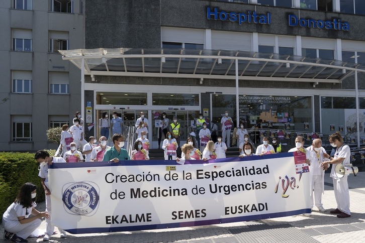 Concentración de médicos ante el Hospital Donostia para pedir la especialidad de Urgencias. (Gorka RUBIO/FOKU)