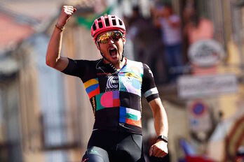 Alberto Bettiol celebra su primera victoria en una grande. (Luca BETTINI/AFP) 