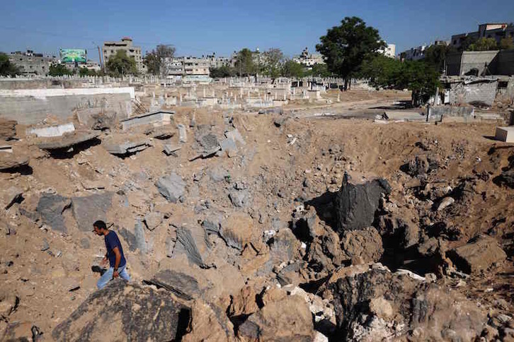 Estado del cementerio de Shujaiya, en Gaza, tras el bombardeo. (Mohamed ABED/AFP)