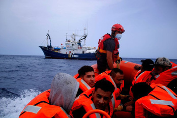 Los migrantes libios son acompañados hasta el Aita Mari. (SMH)