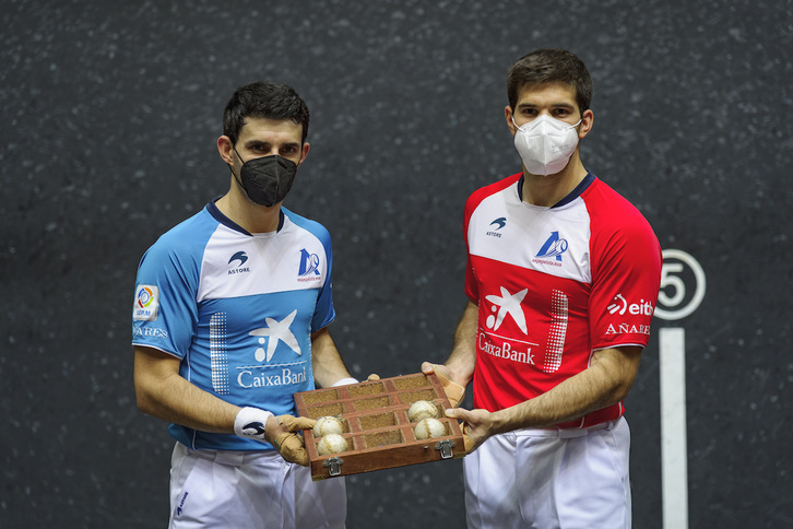 Altunak eta Zabaletak gustura amaitu dute saskian aurkitutakoarekin. (Aritz LOIOLA/FOKU)