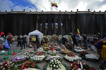 Coronas de flores en honor a las personas muertas durante las protestas contra el Gobierno fueron colocadas frente al edificio del Congreso de Colombia el 24 de mayo, cuando se produjo el debate de la moción contra el ministro Molano. (Juan BARRETO | AFP)