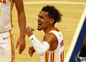 Trae Ypung, una de las estrellas de los Atlanta Hawks, recibió un escupitajo de un aficionado de los Knicks en su segundo partido de playoffs. (ELSA / AFP PHOTO)