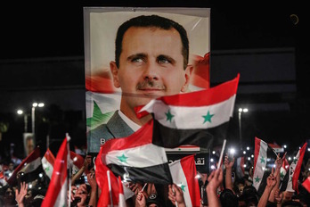 Seguidores de Al-Assad celebran la victoria electoral en las calles de Damasco. (Louai BESHARA/AFP)