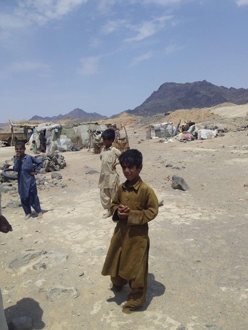 Lugareños en la falda del monte Ras Koh, donde se produjeron detonaciones en 1998. (Chakar BALOCH)