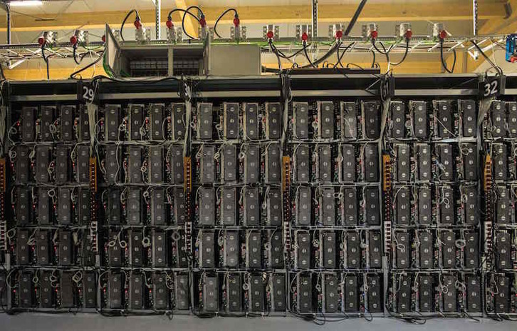 Supercomputadora en de la fábrica de bitcoins Genesis Farming cerca de Reykjavik, Islandia. (Halldor KOLBEINS/AFP).