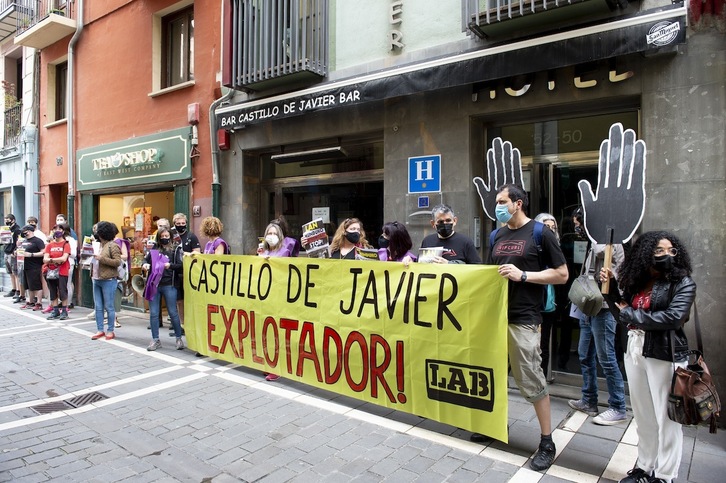 Concentración de LAB y SOS Racismo la pasada semana ante el hotel Castillo de Javier para denunciar la explotación sufrida por una trabajadora. (Iñigo URIZ/FOKU)