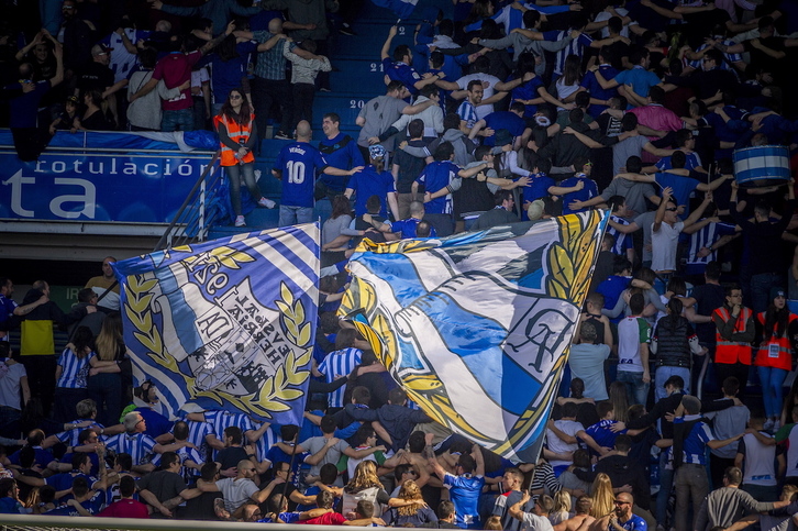 Aficionados del Glorioso animando al equipo en un partido de la temporada 2019-2020. (Jaizki FONTANEDA / FOKU)