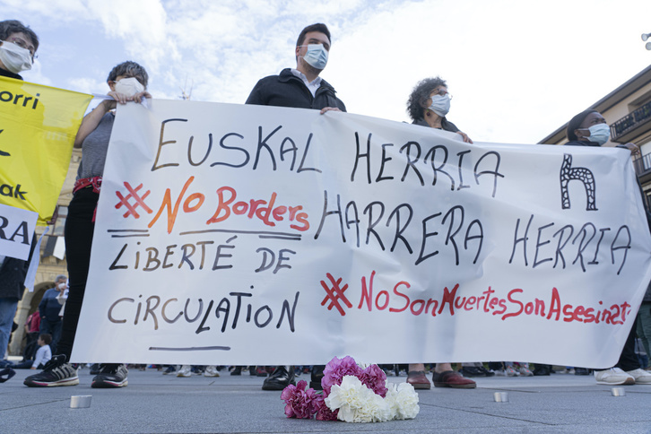 Protesta en Irun por la muerte de un joven migrante en el Bidasoa. (Jagoba MANTEROLA/FOKU)
