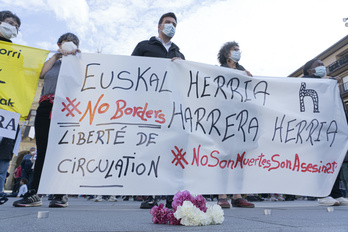 Protesta en Irun por la muerte de un joven migrante en el Bidasoa. (Jagoba MANTEROLA/FOKU)