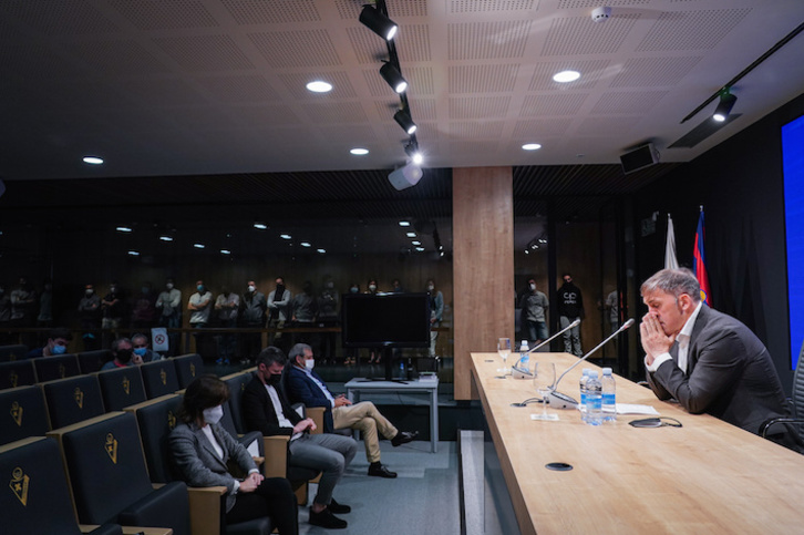 Garagarza ha interrumpido su alocución en varios momentos por la emoción. (Endika Portillo/Foku)