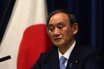 Japoniako Lehenengo Ministroa, Yoshihide Suga, osasun larrialdiari buruz kontu ematen. (Behrouz MEHRI / AFP PHOTO)