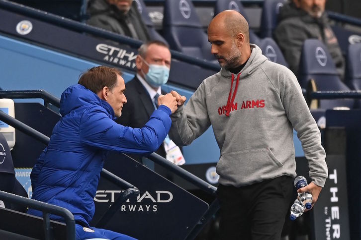 Tuchel y Guardiola se saludan en el partido de la Premier que midió a sus dos equipos el pasado día 8. (Shaun BOTTERILL/AFP)